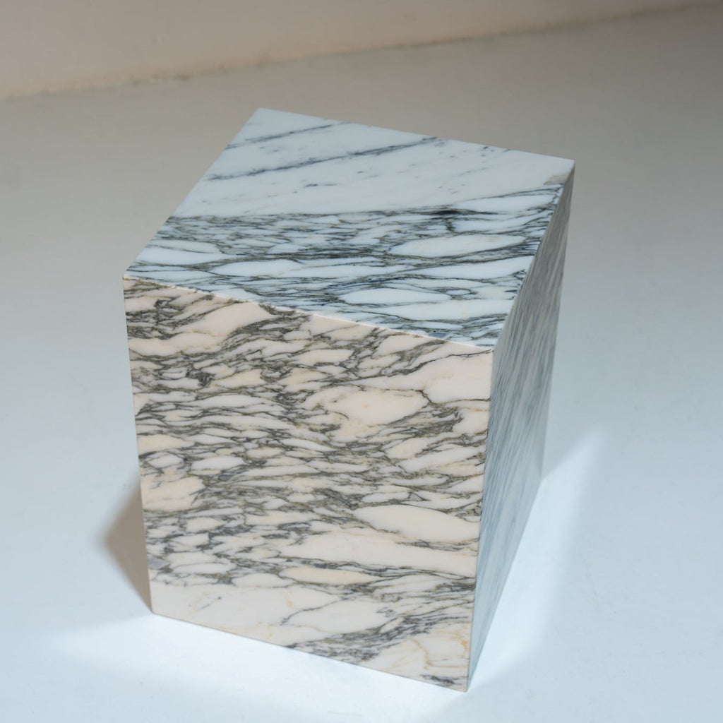 Aurea Arabescato Marble Plinth Dubai Perspective 4