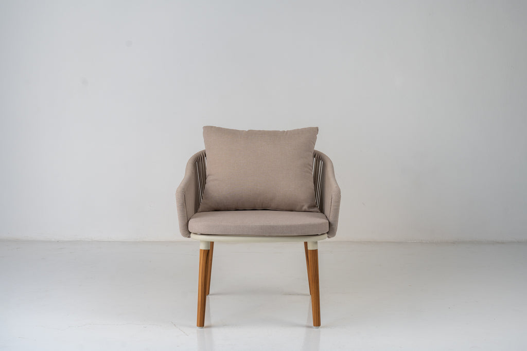 Vela Outdoor Lounge Chair Front View 1