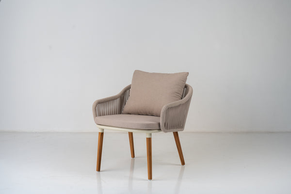Vela Outdoor Lounge Chair Perspective View 1