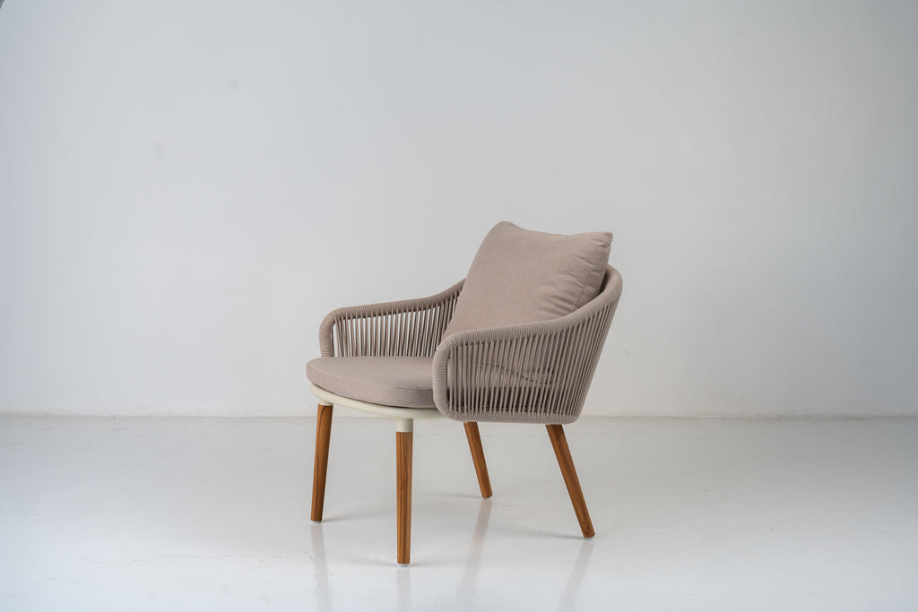 Vela Outdoor Lounge Chair Perspective View 2