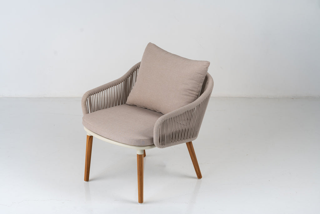 Vela Outdoor Lounge Chair Perspective View 3