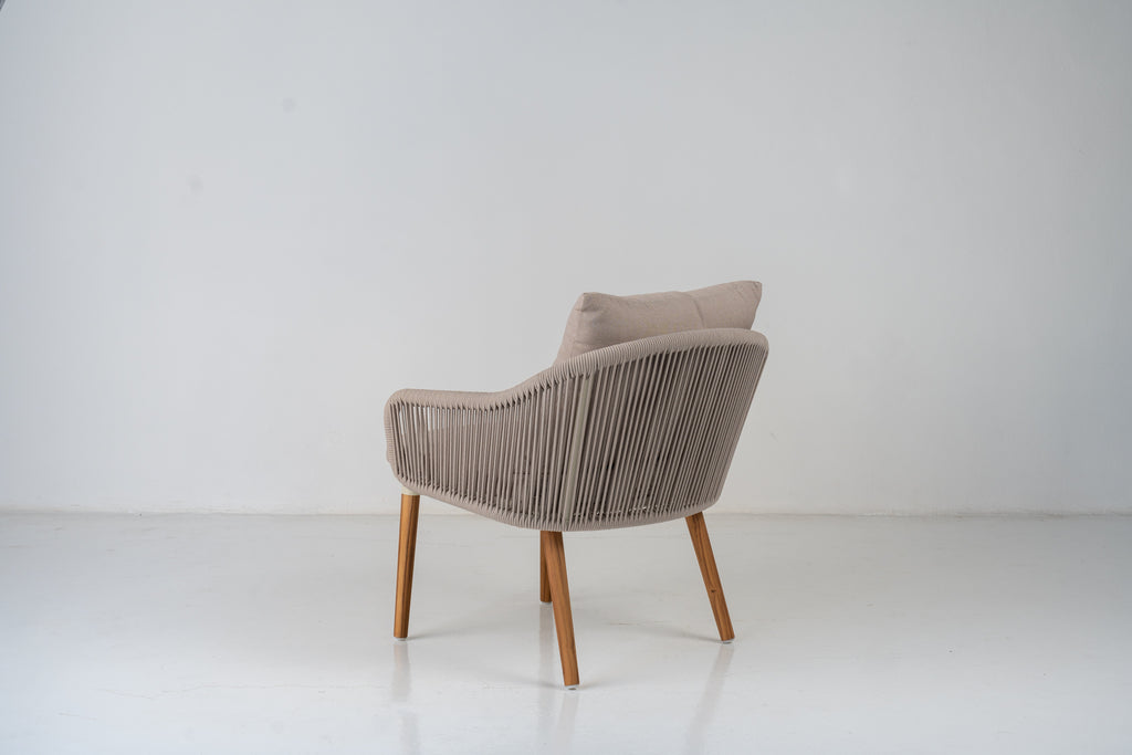 Vela Outdoor Lounge Chair Perspective View 4